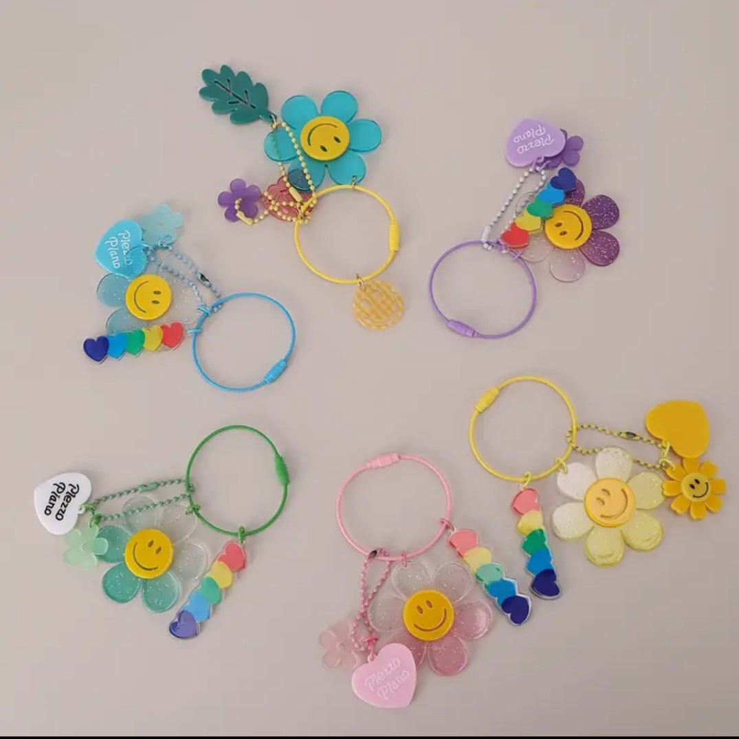 Daisy and charms Keychain (al azar)