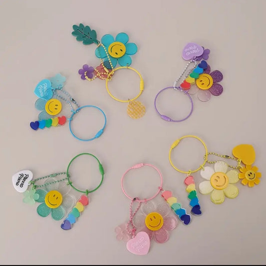 Daisy and charms Keychain (al azar)